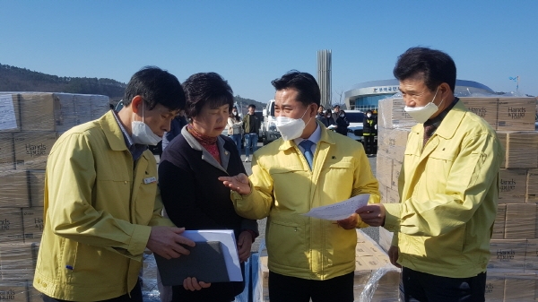 규암면 국민체육진흥센터 찾아 방역물품 배부 상황을 점검하는 박정현 부여군수