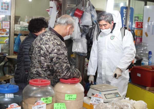 일제 방역소독의 날 운영(방역에 참여한 김동일 보령시장)