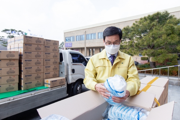 코로나19 차단 위해 군민에게 보급할 마스크를 점검하고 있는 김돈곤 군수