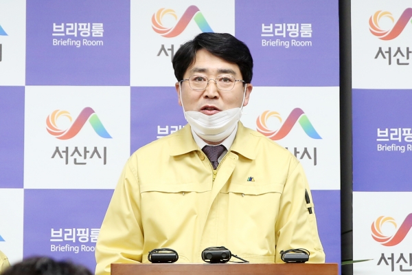 맹정호 서산시장이 지난 28일 언론 브리핑 통해 코로나19 현황 및 대응상황을 밝히고 있다