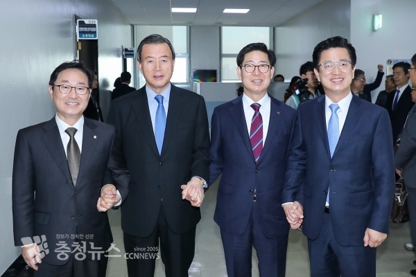 국회 산업통상자원중소벤처기업위원회의 국가균형발전특별법 개정안 법안 소위 통과 후 기념촬영을 하고 있다. (왼쪽부터) 박범계 의원, 홍문표 의원, 양승조 충남지사, 허태정 대전시장.