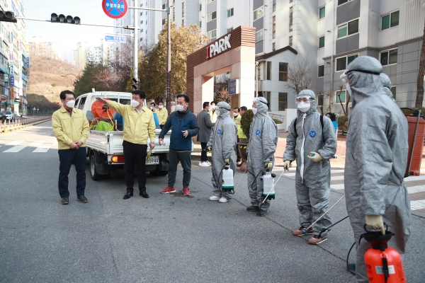 구만섭 천안시장 권한대행이 8일 불당동 아이파크 아파트 일원을 찾아 예방적 차원에서 방역 활동을 하는 직원들에게 빈틈없는 소독을 지시하고 있다.