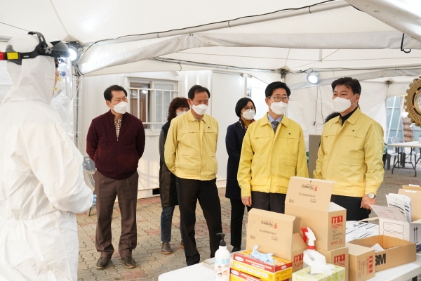 구만섭 천안시장 권한대행, 양승조 충남지사와 자동차 이동형 선별진료소 방문