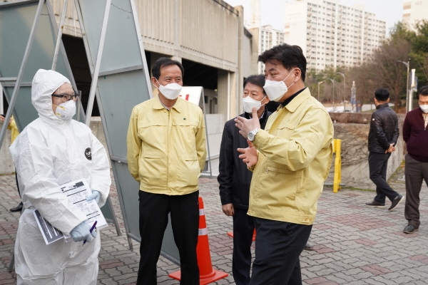 지난 7일 구만섭 천안시장 권한대행이 천안종합운동장에 설치된 자동차 이동형 선별진료소를 점검하고 직원들에게 철저한 업무 처리를 지시하고 있다.