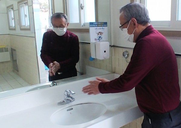 유성의 한 공중화장실에서 이용자가 액상형 비누를 사용해 손 씻기를 하고 있다.