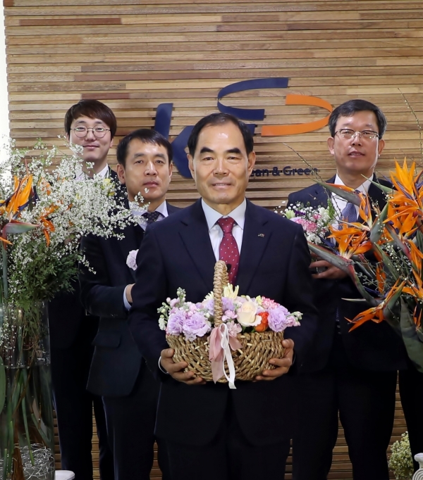 김인식사장은 캠페인 영상을 통해 소중한 사람들에게 꽃 선물을 통해 마음의 봄을 선물하자며 꽃 소비 촉진을 독려했다