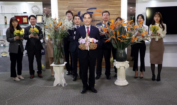 김인식 사장은 9일 직원들과 함께 코로나19확산으로 어려움을 겪고 있는 화훼농가를 돕기위한 릴레이 캠페인에 동참했다