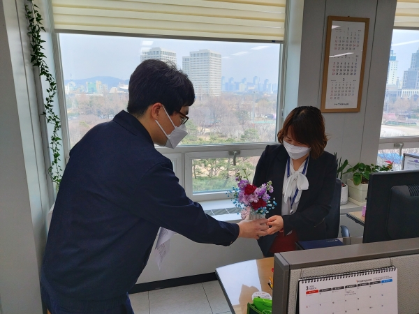 ‘꽃 하나, 책상가득 사업’ 진행 모습