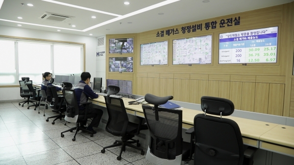 소결 배가스 청정설비 통합 운전실에서 직원들이 배가스 흐름을 점검하고 있다. 이상 발생시에는 즉각 대응할 수 있도록 24시간 운영하고 있다
