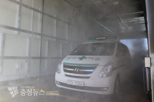 홍성거점세척소독시설에서 소독 중인 구급차량