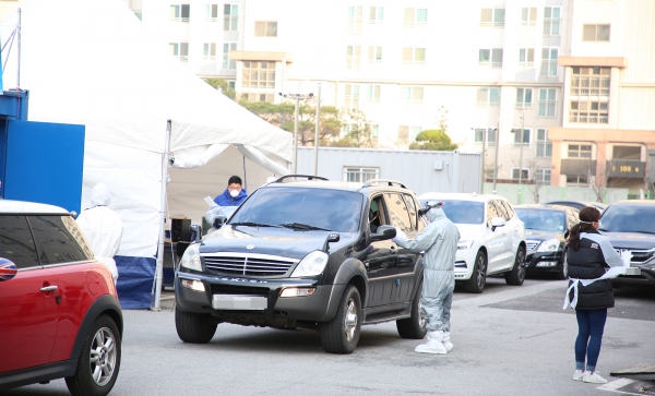 드라이브스루 통한 코로나19 검사 모습