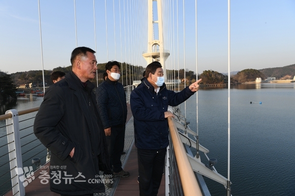 황선봉 군수와 군 관계자들이 예당호 음악분수 부력체 이동현장을 찾아 점검하는 모습