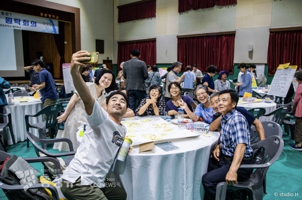 홍동면 주민자치회 원탁회의 모습