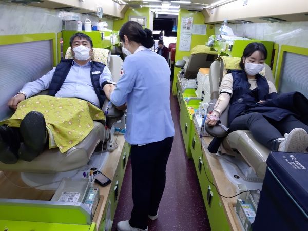 철도시설공단 강원본부 김용두 본부장(왼쪽)은 11일(수) 공단 강원본부에서 사랑의 헌혈을 시행하였다.