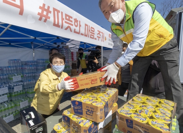 11일부터 12일까지 2일간 구청 광장에서 ‘행복 대덕, 따뜻한 마음 주기 캠페인' 전개