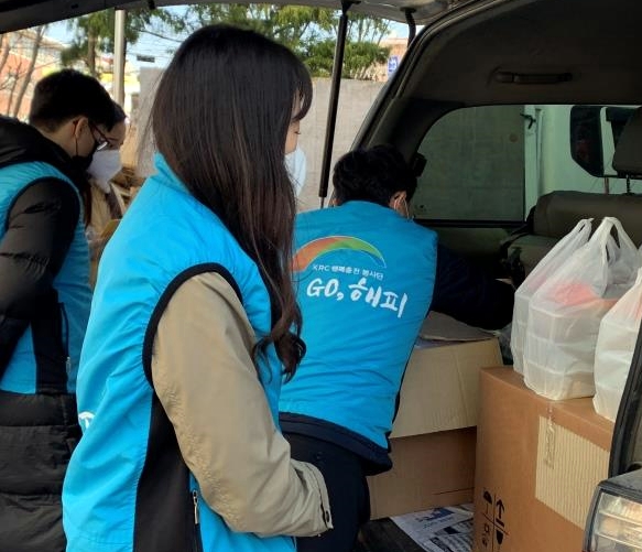 공사직원들이 지역 취약계층 어르신 댁에 도시락을 전달하고 있다