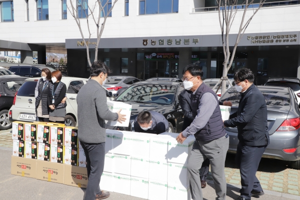 길정섭 농협충남지역본부장은 조두식 농협은행 충남영업본부장 그리고 직원들과 함께 지역농산물 팔아주기 행사 진행