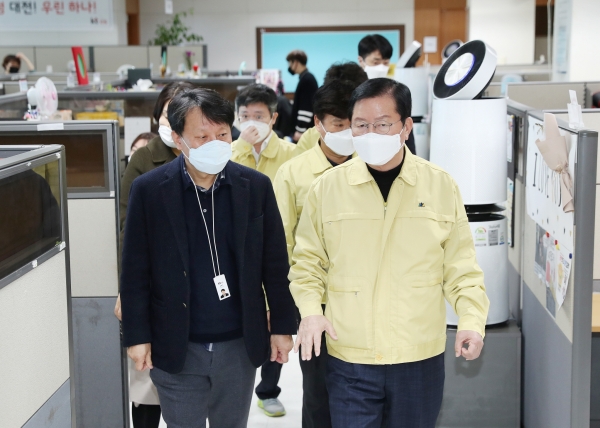 KT상담실 등 집합장소 방역활동을 점검중인 장종태 구청장