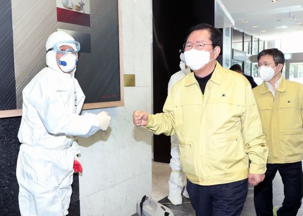 KT상담실 등 집합장소 방역활동을 점검중인 장종태 구청장