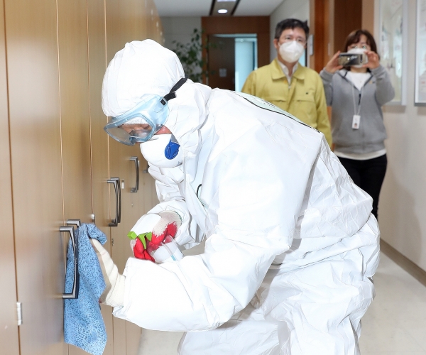 KT상담실 등 집합장소 방역활동을 점검중인 장종태 구청장