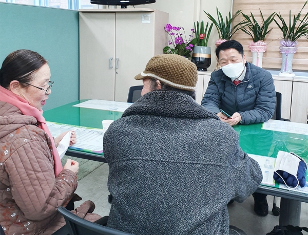 70대 어르신 기부모습