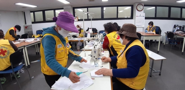 공주 봉사단체 면마스크 제작 모습