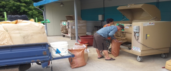 발효사료용 친환경 생균제 축산농가에 인기-사료 제조 모습