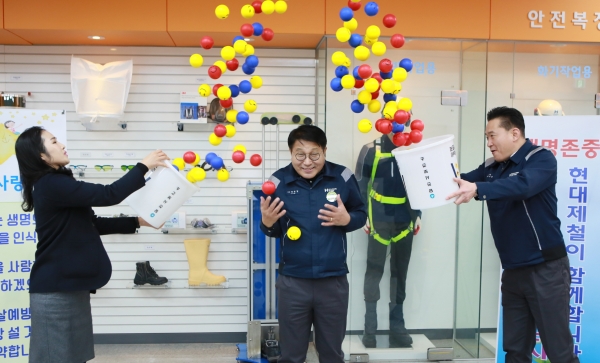 현대제철 안동일 사장이 당진시의 생명사랑 희망볼 버킷 챌린지 두 번째 주자로 나섰다.