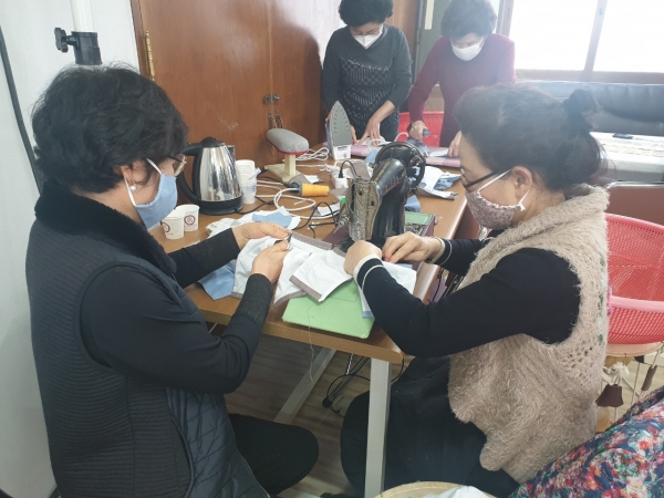 문창동 재미마을 공도체와 지역사회보장협의체에서 면 마스크를 제작중