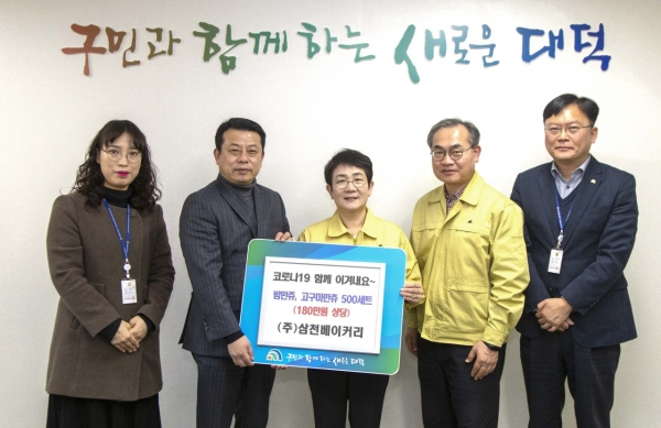 지난 11일 구민의사랑방에서 왼쪽부터 ㈜삼천베이커리 황양호 회장(두 번째)과 박정현 대덕구청장(세 번째)이 기탁식을 갖고 기념촬영을 하고 있다