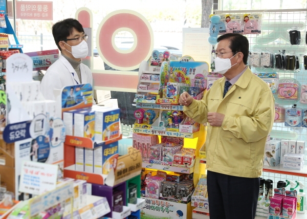 장종태 대전 서구청장은 12일, 복수동 소재 한 약국을 찾아, 박태근 서구 약사협회장과 공적 마스크 5부제 판매에 따른 현장의 목소리를 청취하는 시간을 가졌다.