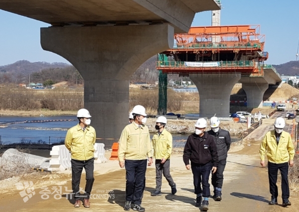 박무익 행정중심복합도시건설청 차장은 12일(목) ‘행복도시~부강역 도로건설공사’ 건설 현장에 대해 코로나19 대응 안전 관리 현황을 점검하였다.(행복청 제공)