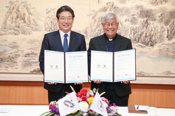 오른쪽 천주교대전교구 유흥식 주교