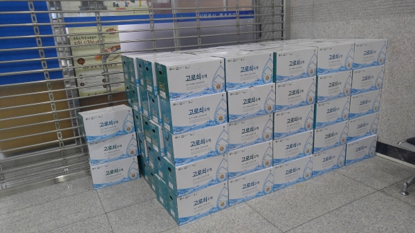 자매결연 도시 인제군으로부터 받은 고로쇠 수액을 노인시설에 전달했다.