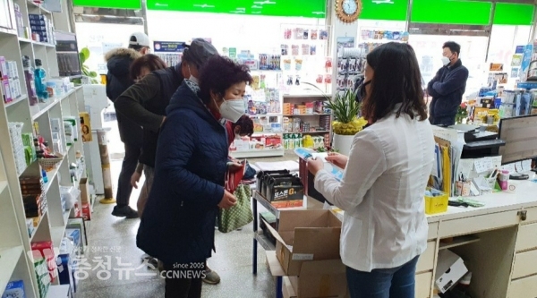 마스크 공적구매 전담인력이 마스크 구입을 돕는 모습