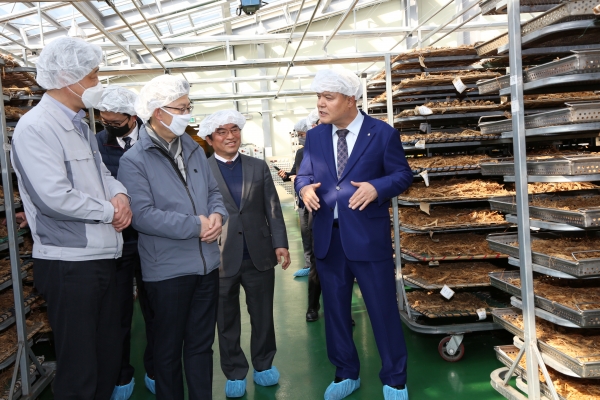김현수 농립축산식품부 장관, 금산인삼제조업체 방문 모습