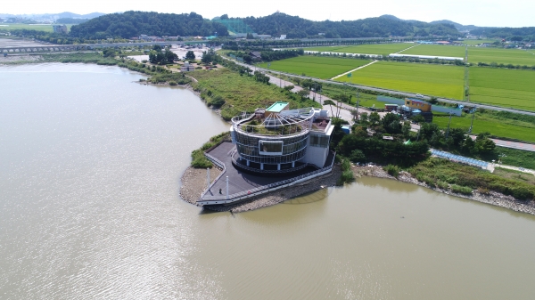 서천군, 9년 연속 환경부 생태관광지역 지정 (금강하구 조류생태전시관 사진).