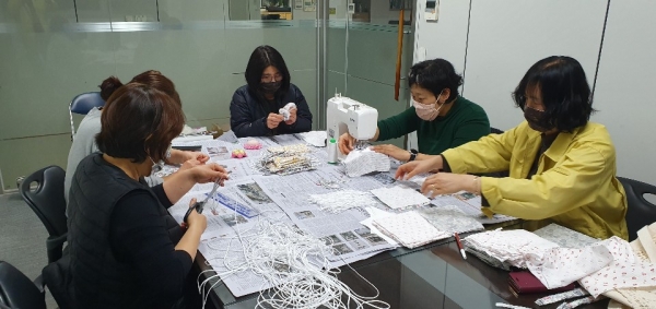 휴일도 잊은 ‘면 마스크 제작 봉사 모습
