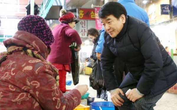 전통시장 찾은 더불어민주당 문진석 천안갑 예비후보