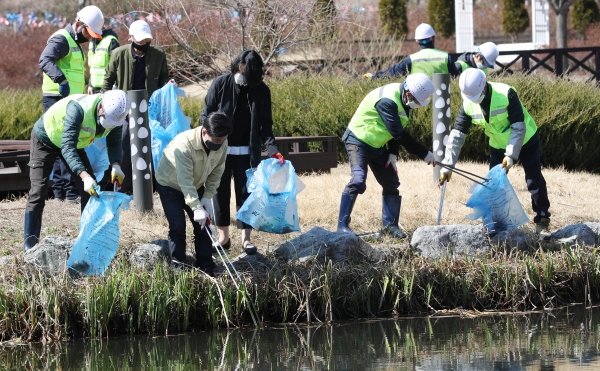 황인호 동구청장을 비롯한 자원봉사자와 환경관리요원들이 대청호 수변 공원 산책로 환경정비 활동을 펼치고 있다