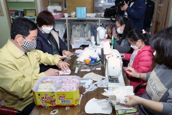 장종태 대전 서구청장이 지난 13일, 서구마을넷과 관저공동체연합이 공동 추진하는 면 마스크와 보건용 마스크 교환 캠페인 현장인 관저품앗이 마을카페공간을 찾아 면마스크 만들기에 동참하고 있다