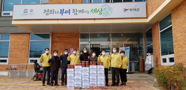 위문품 전달 장면