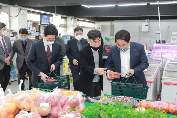 오세현 아산시장이 양승조 충남지사와 함께 물품을 구입하고 있다.