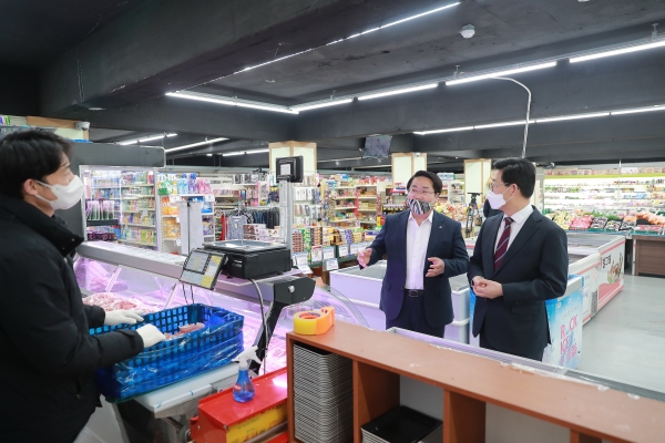 오세현 아산시장이 양승조 충남지사와 함께 마트 대표의 애로사항을 청취하고 있다.