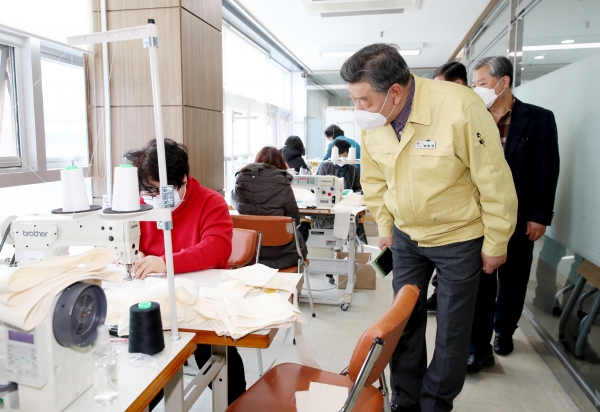 면마스크 봉사자들을 격려하는 가세로 군수 모습.