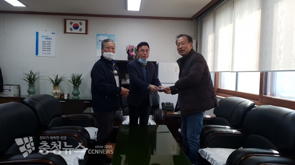 왼쪽부터 김기섭 공리이장, 조성각 부면장, 정영해 기탁자