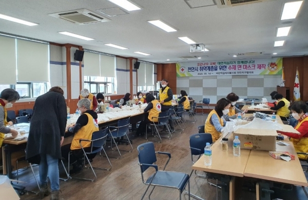 대한적십자봉사회 천안지구협의회 회원들이 수제 마스크를 제작하고 있다.