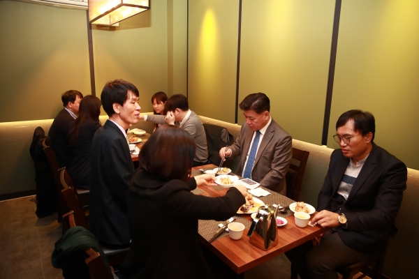 17일 구만섭 천안시장 권한대행이 확진자가 방문했던 불당동의 한 식당을 방문해 ‘방역 안심 클린존’ 배너를 설치하고 직원들과 점심을 먹고 있다.