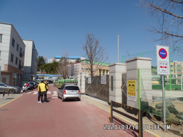 어린이보호구역내 교통안전시설물을 점검 모습