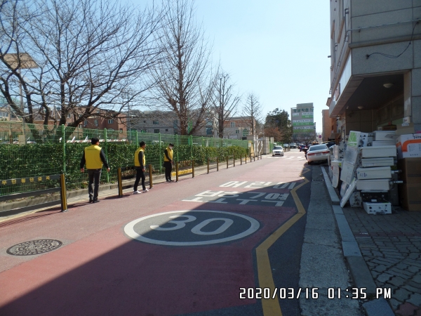 어린이보호구역내 교통안전시설물을 점검 모습